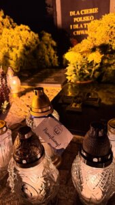 znicze na wszystkich swiętych z napisem pamiętamy